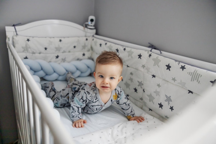 Bayi Membenturkan Kepala, Normal atau Pertanda Masalah?