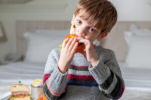 Jangan Biasakan Anak Makan Sambil Berdiri, Ini Risikonya!