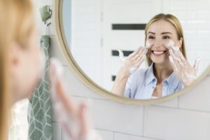 8 Rekomendasi Sabun Wajah untuk Kulit Kering