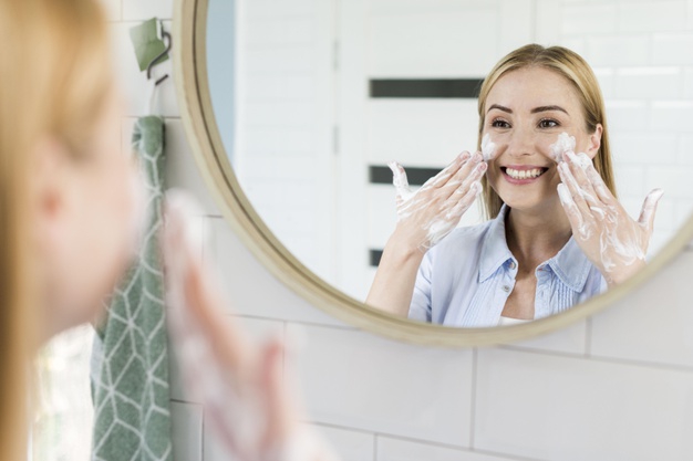 8 Rekomendasi Sabun Wajah untuk Kulit Kering