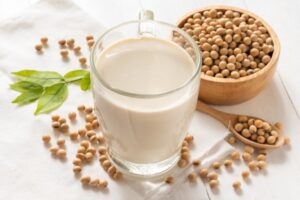 Bolehkah Mengganti Susu Sapi dengan Susu Kedelai buat Anak?