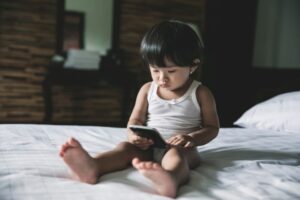 Bagaimana Manfaatkan Gadget Tanpa Bikin Anak Ketergantungan?
