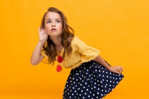 Anak Menguping Pembicaraan Orang Tua? Ini Penyebabnya