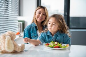 Makan Sayur Seru Bersama Boneka Kesayangan