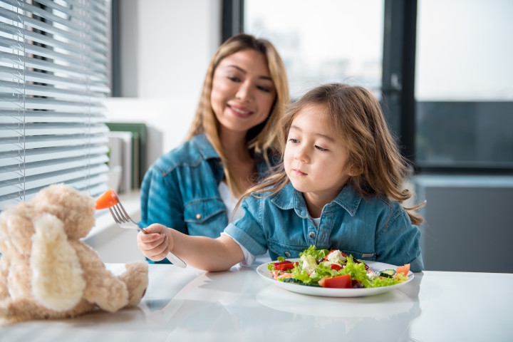 Makan Sayur Seru Bersama Boneka Kesayangan