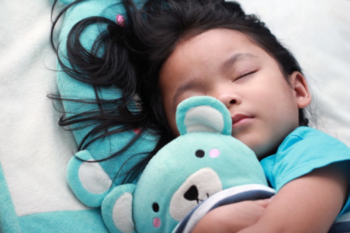 5 Hal yang Harus Diwaspadai dari Boneka Teman Tidur Anak