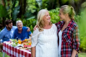 5 Zodiak yang Bisa Menjadi Sosok Ibu Mertua Terbaik