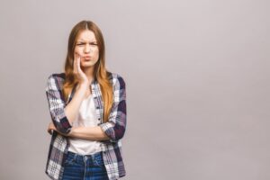 Gusi Sering Terasa Ngilu, Ini 6 Kemungkinan Penyebabnya