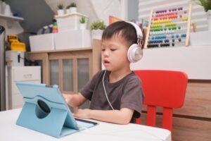 Bahaya Nomophobia! Saat Anak Mulai Kecanduan Main Gadget
