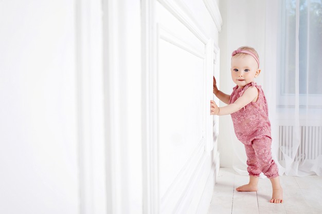 Ini 6 Tanda Bayi Anda Akan Segera Bisa Berjalan, Moms