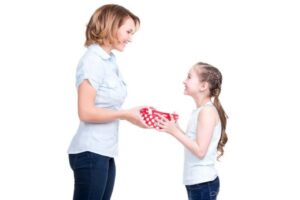 Ini Bedanya Antara Memberi Reward dan Menyogok Anak