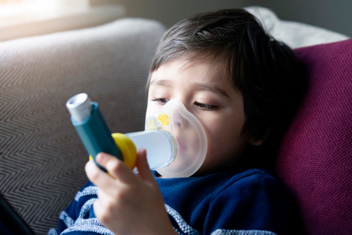 Batuk Melengking pada Anak, Ini Penyebabnya, Moms