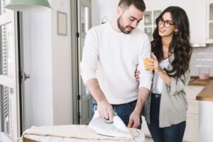 7 Trik agar Suami Mau Membantu Melakukan Pekerjaan Rumah