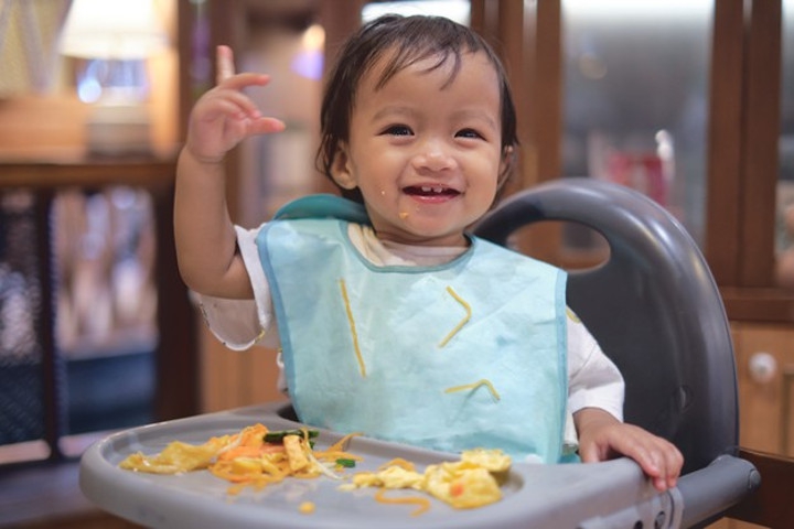 Mengenal Manfaat Messy Eating untuk Tumbuh Kembang Anak