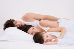 Dampak Co-Sleeping atau Tidur Sekasur dengan Anak bagi Pernikahan