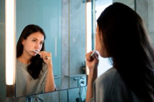 Penyebab Gusi Berdarah saat Sikat Gigi dan Cara Mengatasinya