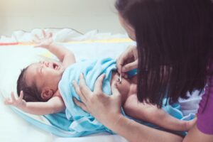 Yang Perlu Moms Ketahui Jika Pusar Bayi Menonjol