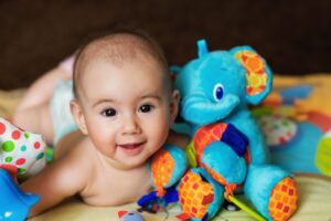 7 Jenis Mainan yang Disukai Bayi Usia 0-6 Bulan