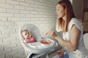 Ini Alasan Anda Tidak Boleh Meniup Makanan Bayi