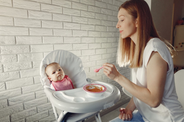 Ini Alasan Anda Tidak Boleh Meniup Makanan Bayi