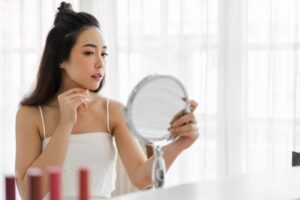 7 Kebiasaan yang Bikin Bentuk Wajah Asimetris atau Miring Sebelah