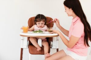 Anak Suka Mengemut Makanan Diakali dengan Memberi Minum, Amankah?