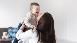 10 Tanda Ini Menunjukkan Bayi Ingin Digendong atau Dipeluk