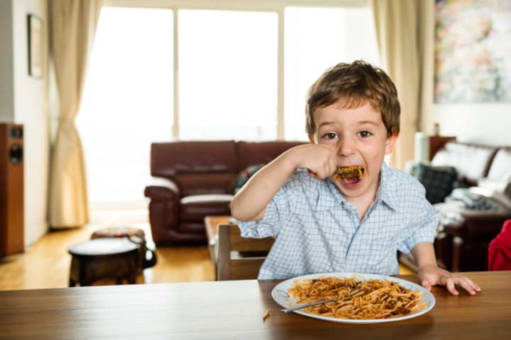 Kata-kata yang Perlu Diucapkan untuk Bujuk Anak agar Mau Makan