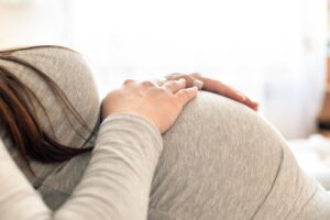 Ini Penyebab Perut Nyeri saat Hamil dan Cara Mengatasinya