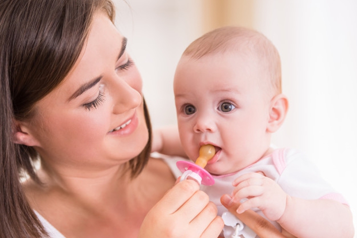 Bayi Ngempeng atau Mengisap Jempol, Mana Lebih Baik?