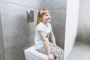 8 Tips Menggunakan Toilet Umum saat Bersama Anak