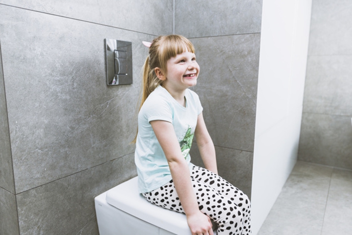 8 Tips Menggunakan Toilet Umum saat Bersama Anak