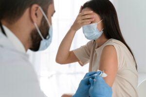 Ini Beda Gejala COVID-19 pada Orang yang Sudah dan Belum Divaksin