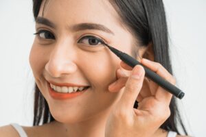 8 Rekomendasi Eyeliner Spidol Lokal yang Cocok untuk Pemula