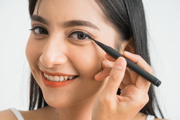 8 Rekomendasi Eyeliner Spidol Lokal yang Cocok untuk Pemula