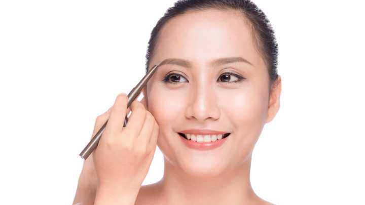 Rekomendasi 7 Pensil Alis Lokal Terbaik untuk Alis On Point