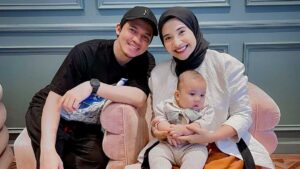 Potret Pasangan Zaskia Sungkar dan Irwansyah saat Mengasuh Anak