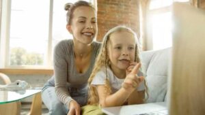 Cara Membicarakan Topik yang Sulit pada Anak Sesuai dengan Usianya