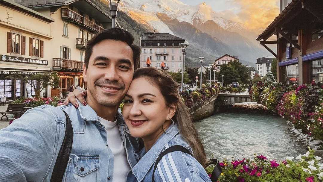 Potret Keharmonisan Pasangan Donna Agnesia dan Darius Sinathrya