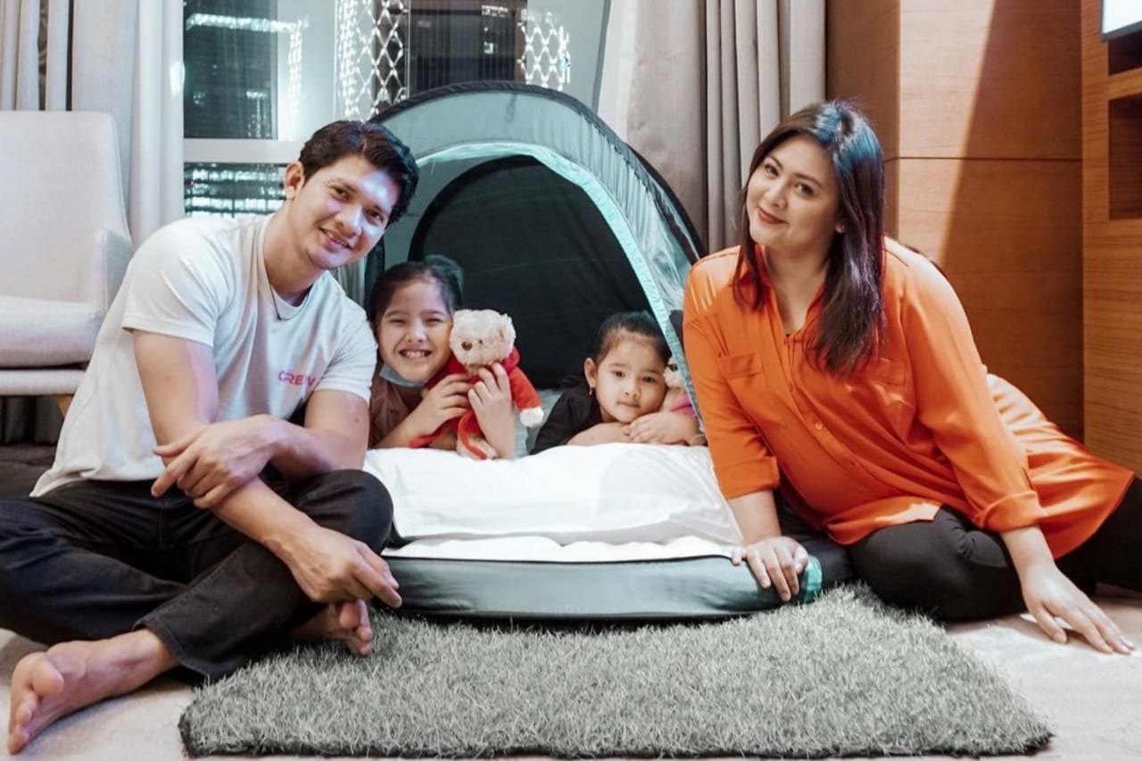 Potret Kebersamaan Keluarga Audy Item dan Iko Uwais