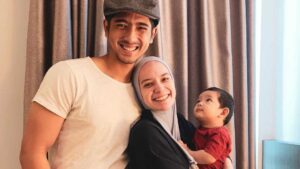 Potret Kehangatan Keluarga Kecil Bahagia Arya Saloka dan Putri Anne