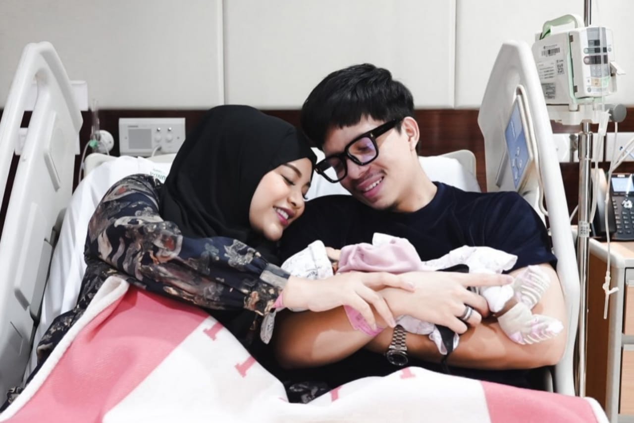 Potret Aurel Hermansyah dan Atta Halilintar Sambut Kelahiran Anak Pertama