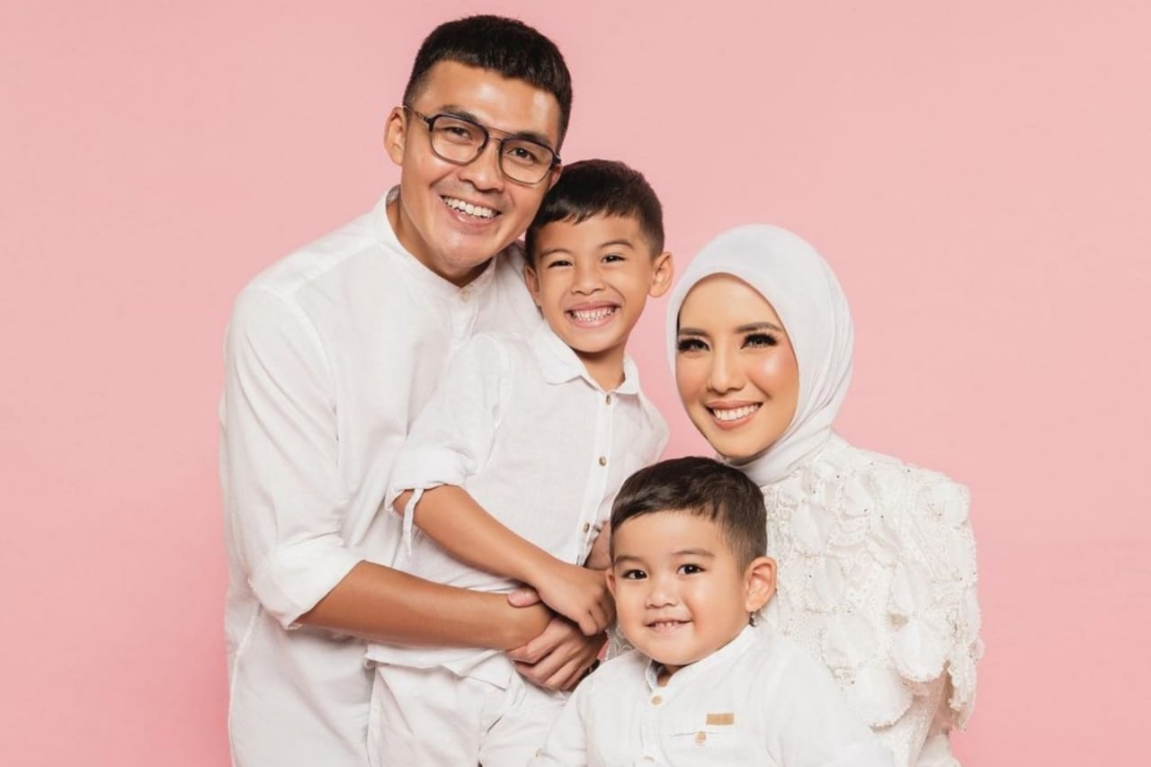 Potret Kebersamaan dan Keharmonisan Keluarga Tya Ariestya