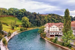 Viral Netizen Indonesia Beri Ulasan Buruk Sungai Aare di Google Maps