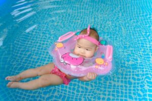 Jangan Pakaikan Bayi Pelampung Leher saat Berenang, Ini Bahayanya