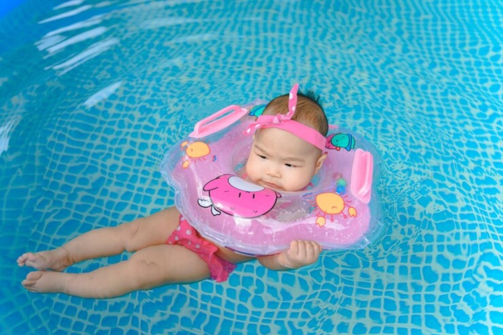Jangan Pakaikan Bayi Pelampung Leher saat Berenang, Ini Bahayanya