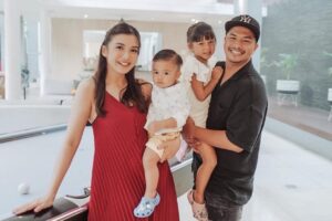 Potret Harmonis dan Kedekatan Keluarga Chelsea Olivia dan Glenn Alinskie