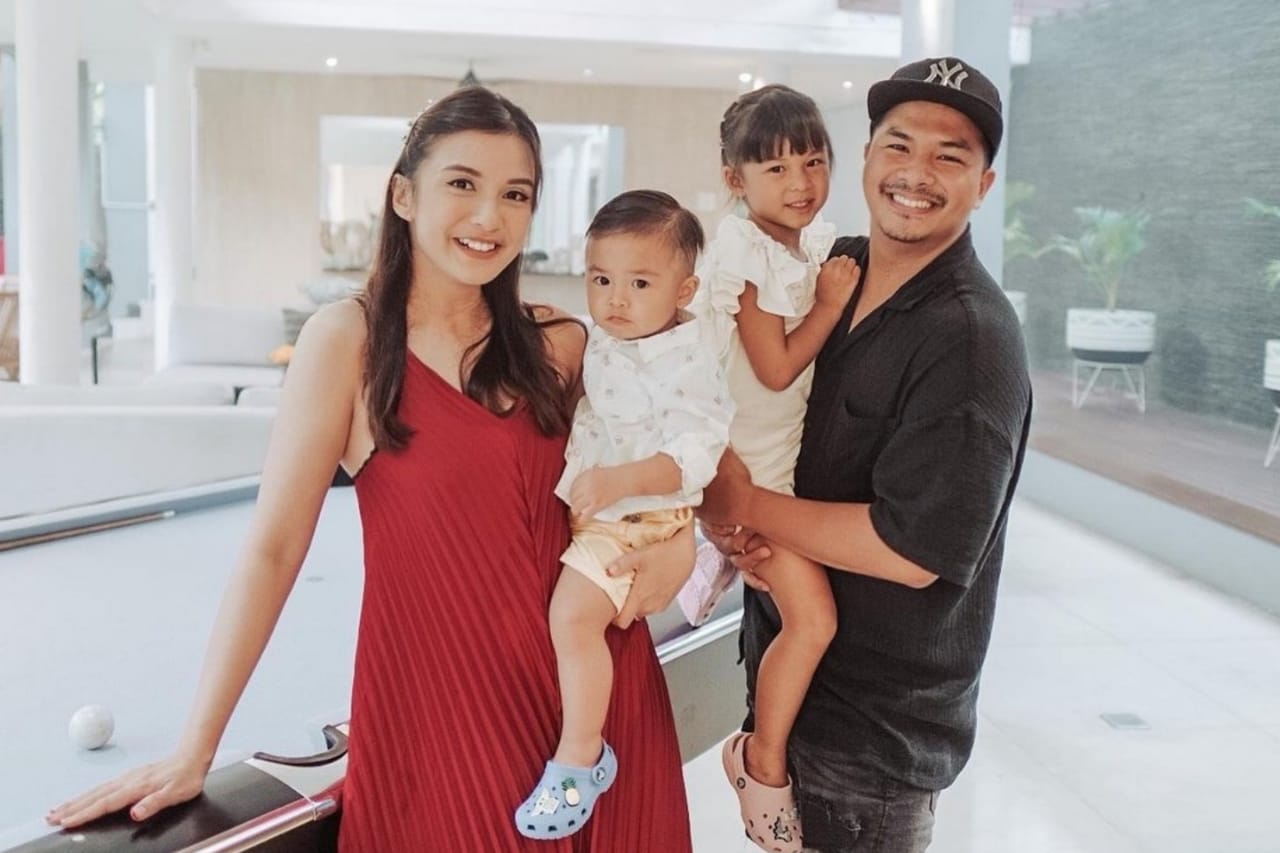 Potret Harmonis dan Kedekatan Keluarga Chelsea Olivia dan Glenn Alinskie