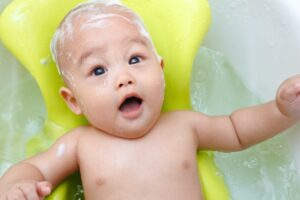 Lebih Aman Mana, Bayi Mandi dengan Air Dingin atau Air Hangat?