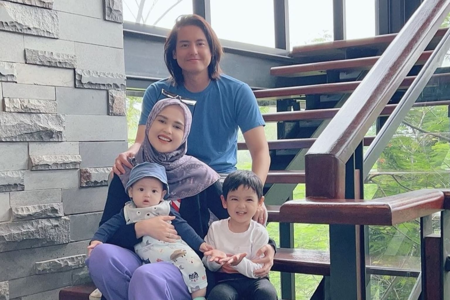 Potret Harmonis Keluarga Roger Danuarta dan Cut Meyriska